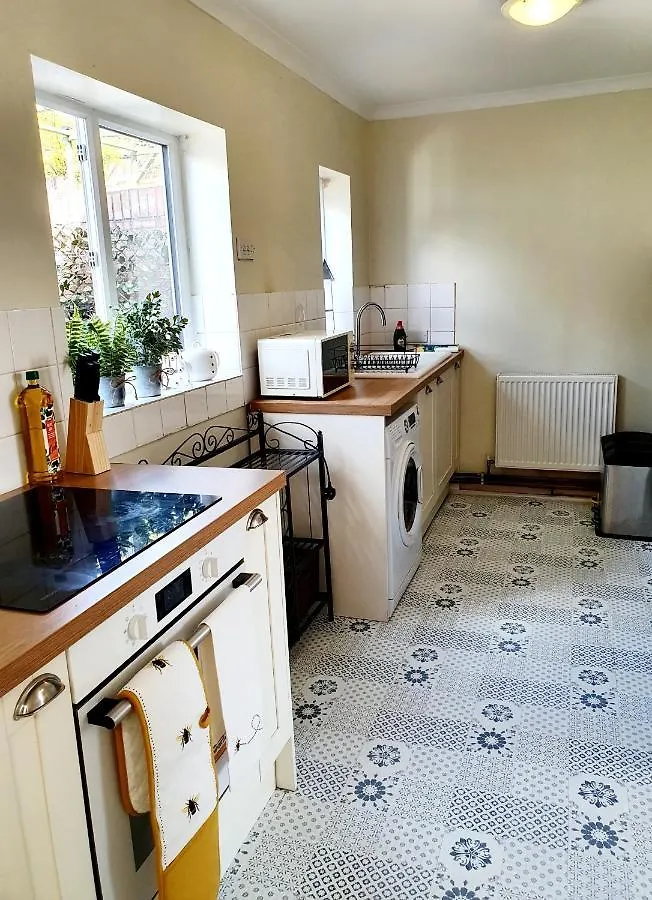 The Bee House Brighton. A Holiday Home By The Sea. 0*, Brighton